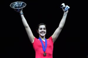 Carlina levantando un trofeo, deportistas